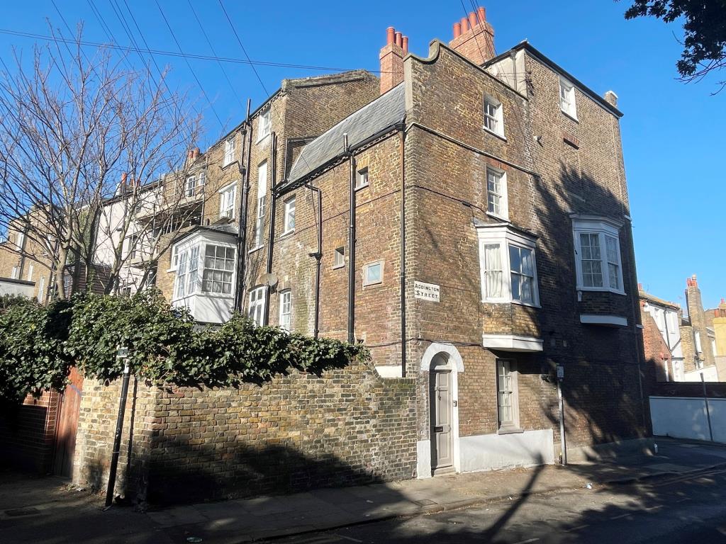 Lot: 129 - FREEHOLD BLOCK OF FLATS PRODUCING GOOD INCOME - Rear of property showing rear access